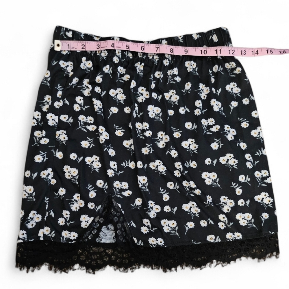NWOT- Eyelash Lace Hem Daisy Floral Mini Skirt - Picture 7 of 10
